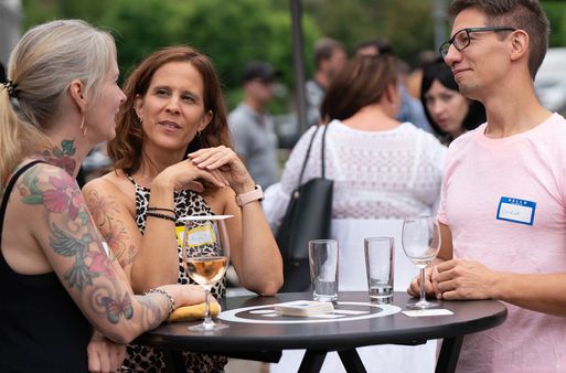 Itemiker unterhalten sich auf einer Firmenfeier.