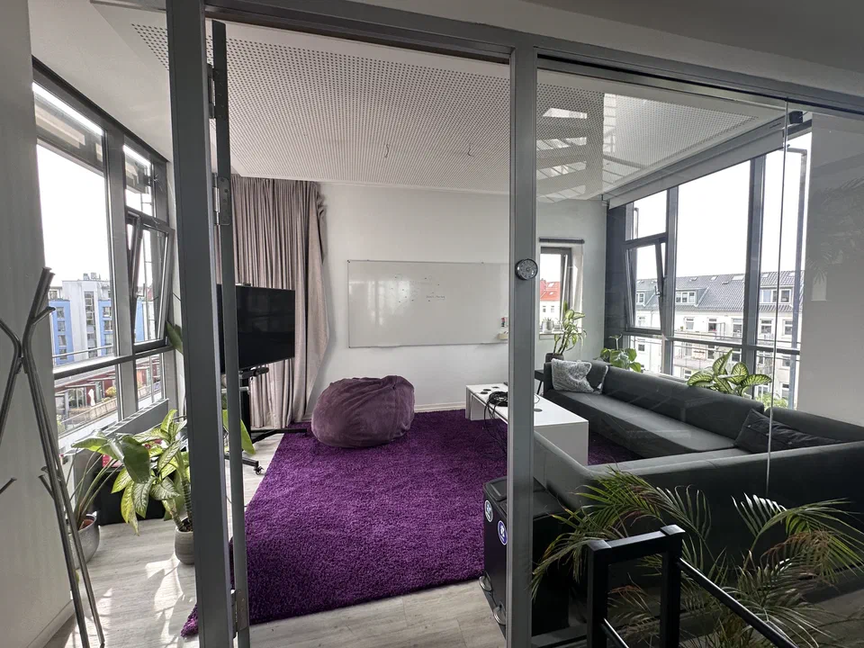 Büro bei itemis – moderner Arbeitsplatz mit Glaswänden und Stadtblick