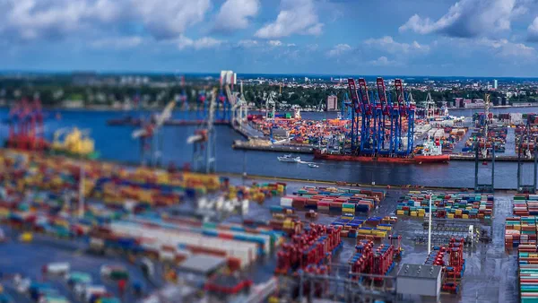 IoT-Nachrüstung für 20 Hallentore am Hamburger Hafen